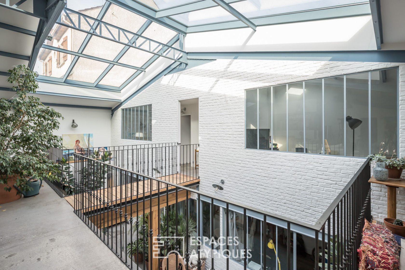 Former sawmill rehabilitated in loft with terrace