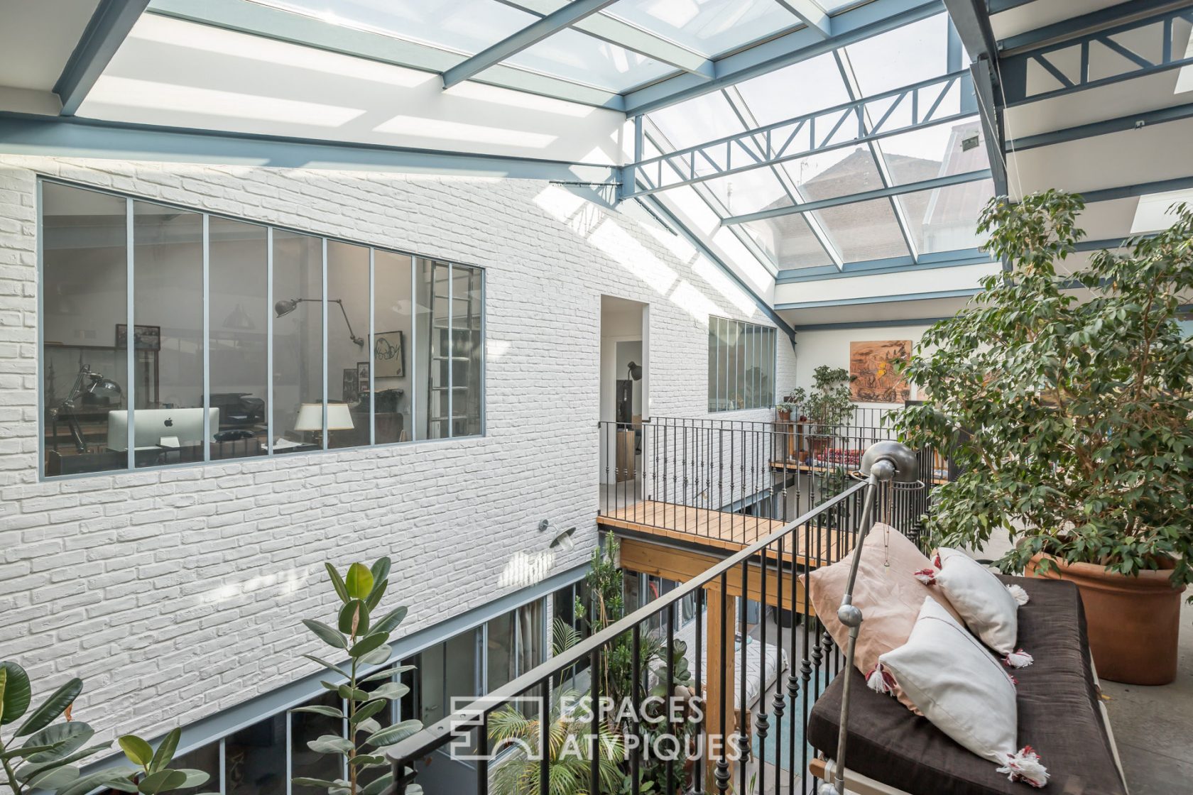 Former sawmill rehabilitated in loft with terrace