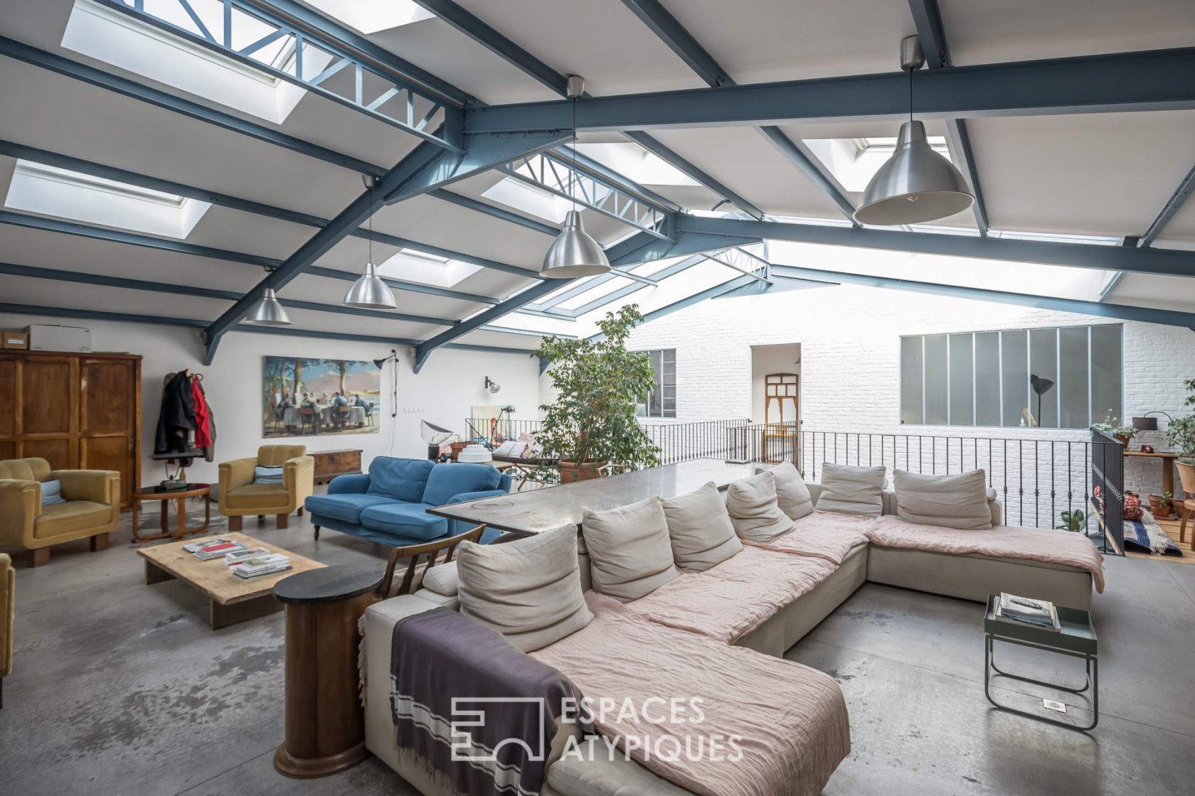Former sawmill rehabilitated in loft with terrace