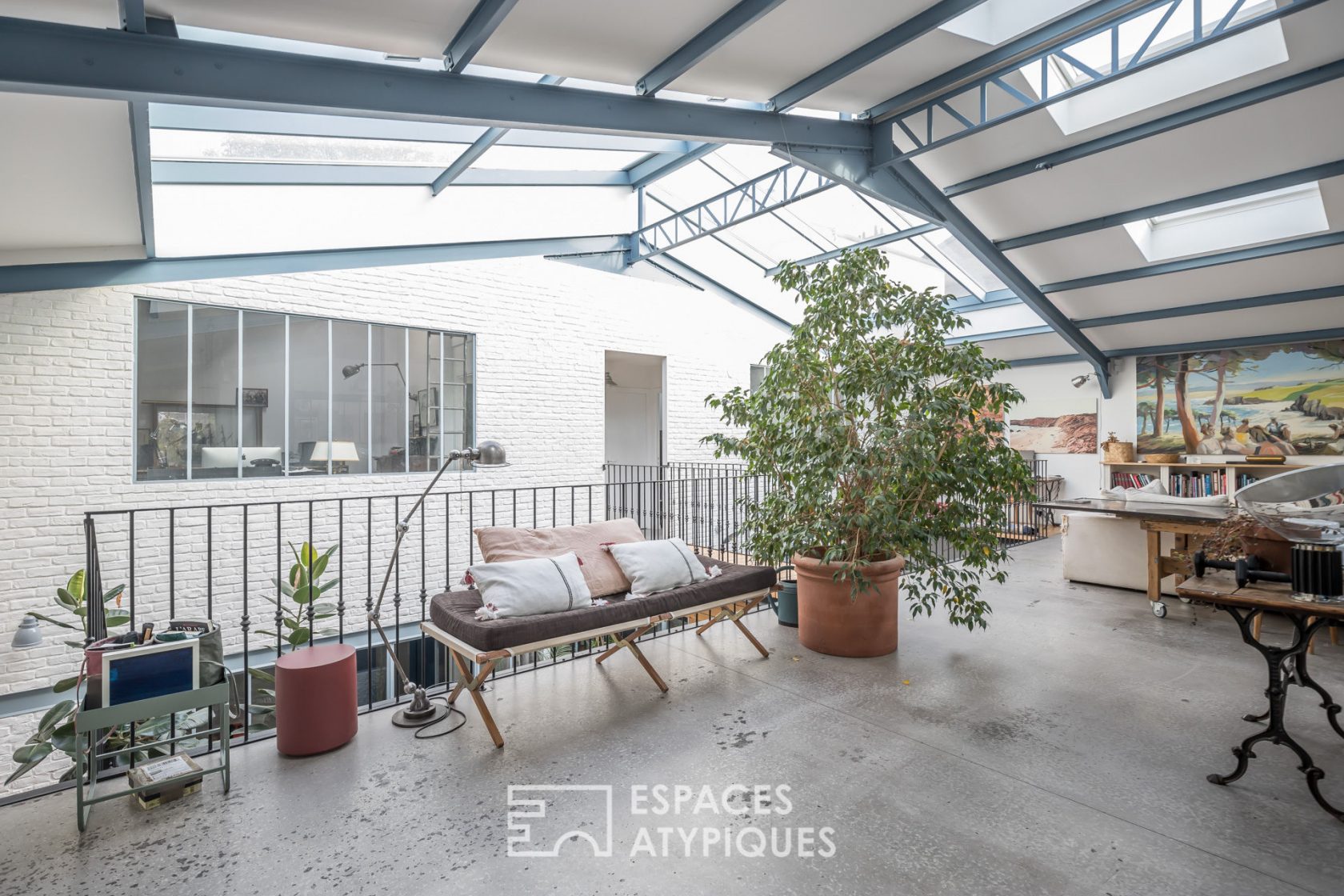 Former sawmill rehabilitated in loft with terrace