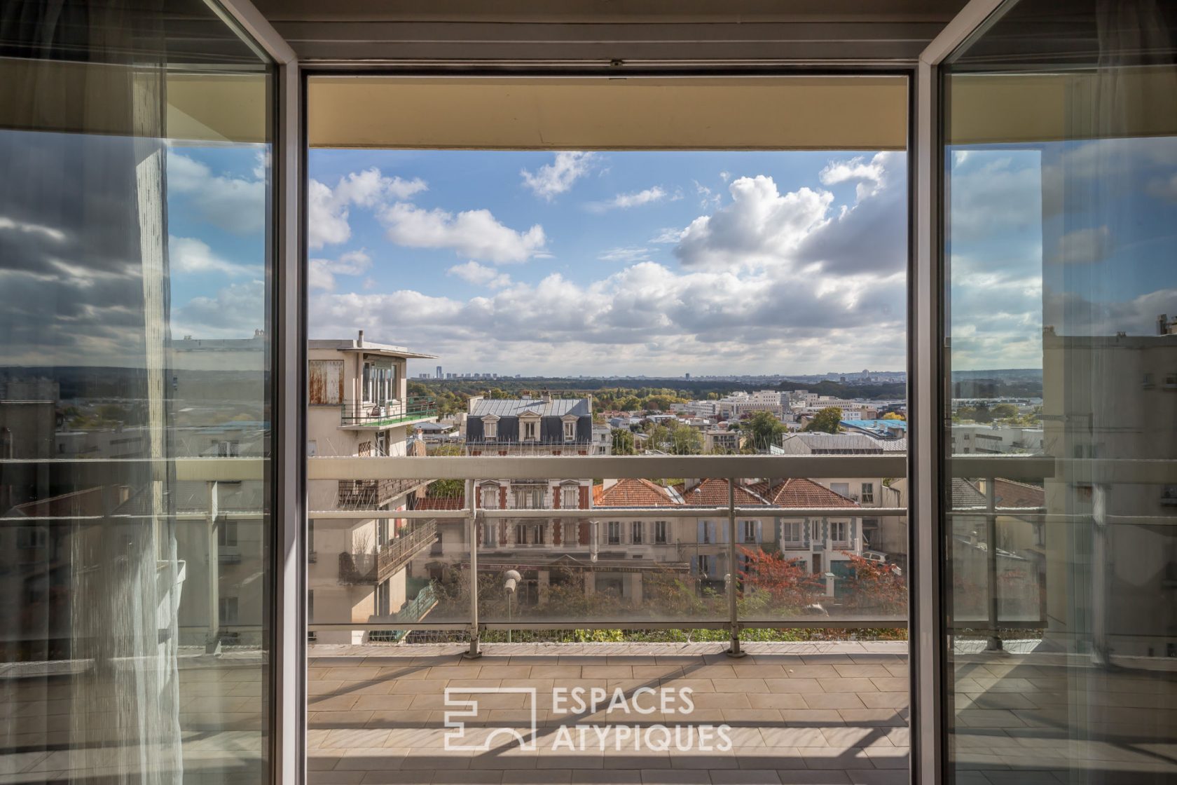 Apartment with balcony and panoramic view over Paris