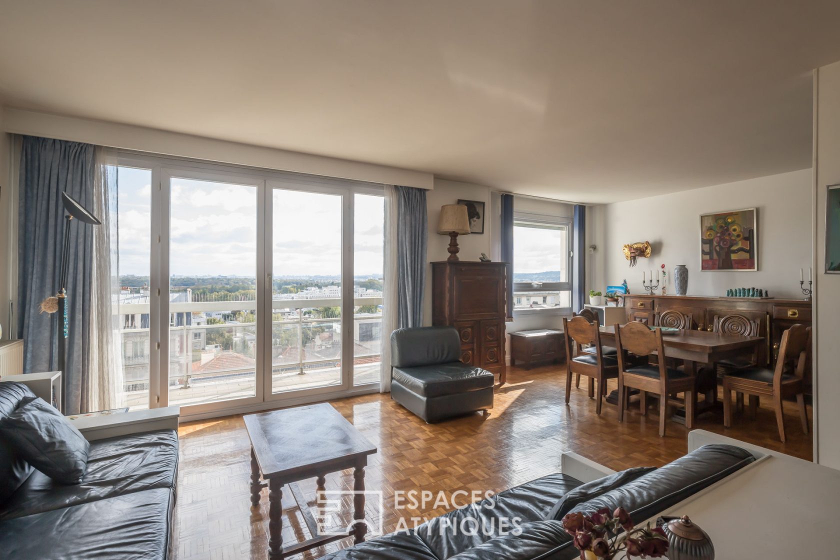 Apartment with balcony and panoramic view over Paris