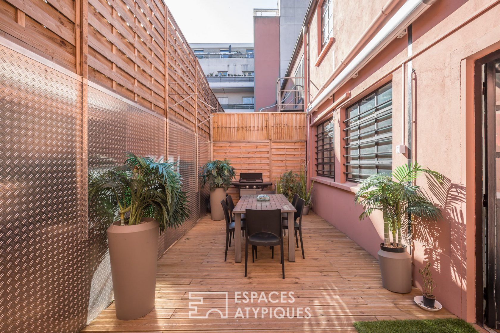 Former carpentry rehabilitated into a loft with terrace