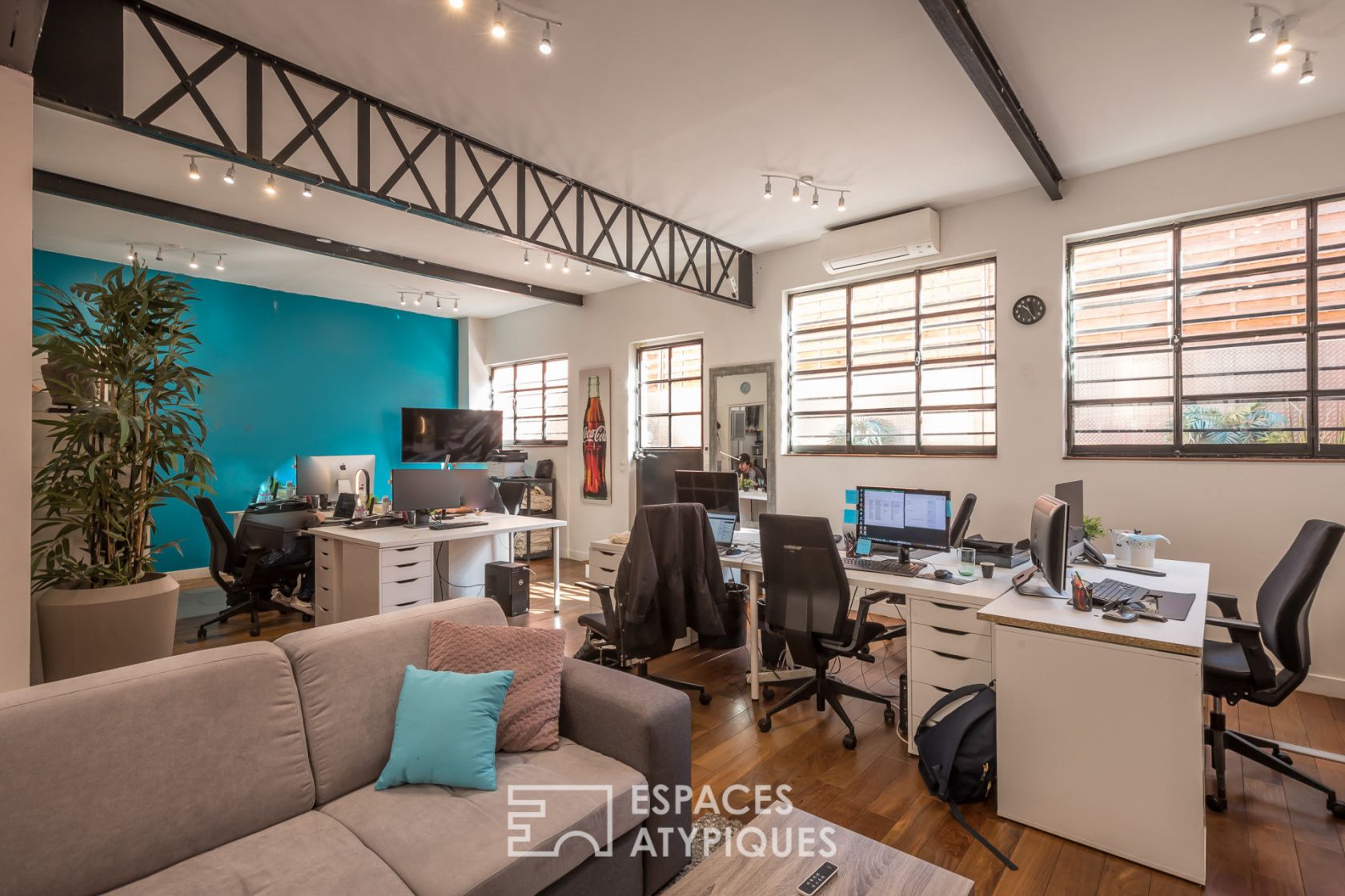 Former carpentry rehabilitated into a loft with terrace