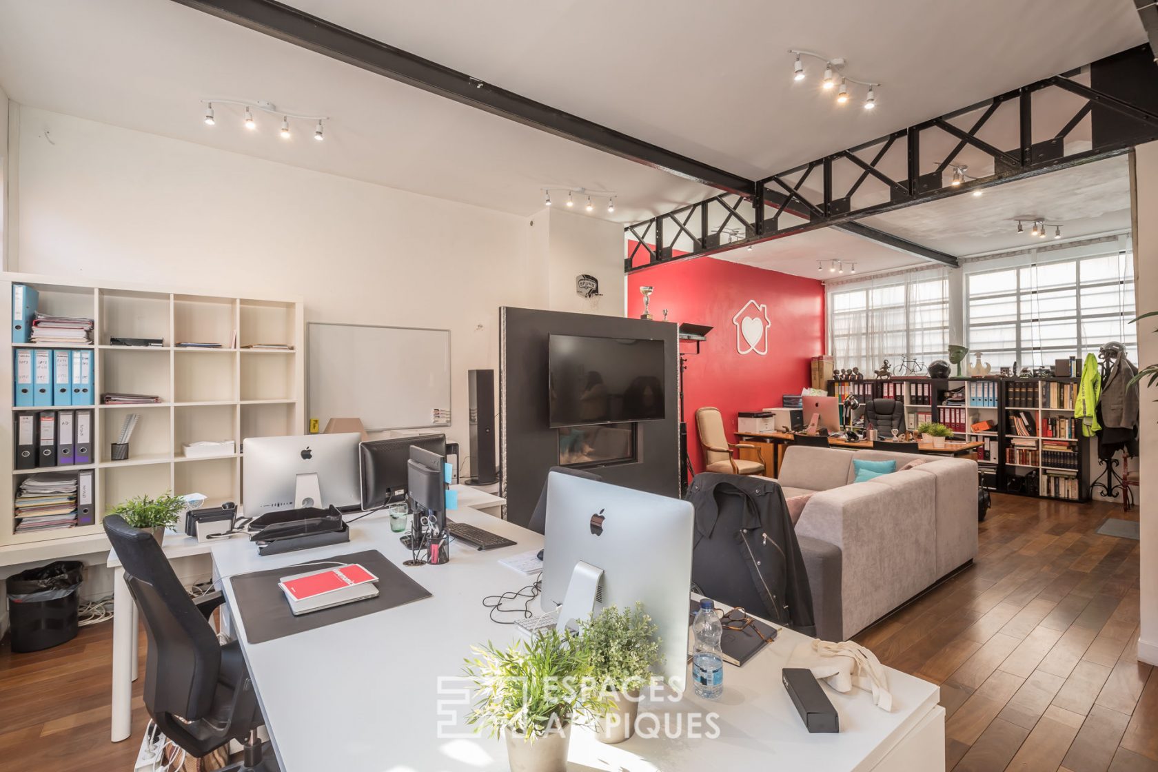 Former carpentry rehabilitated into a loft with terrace
