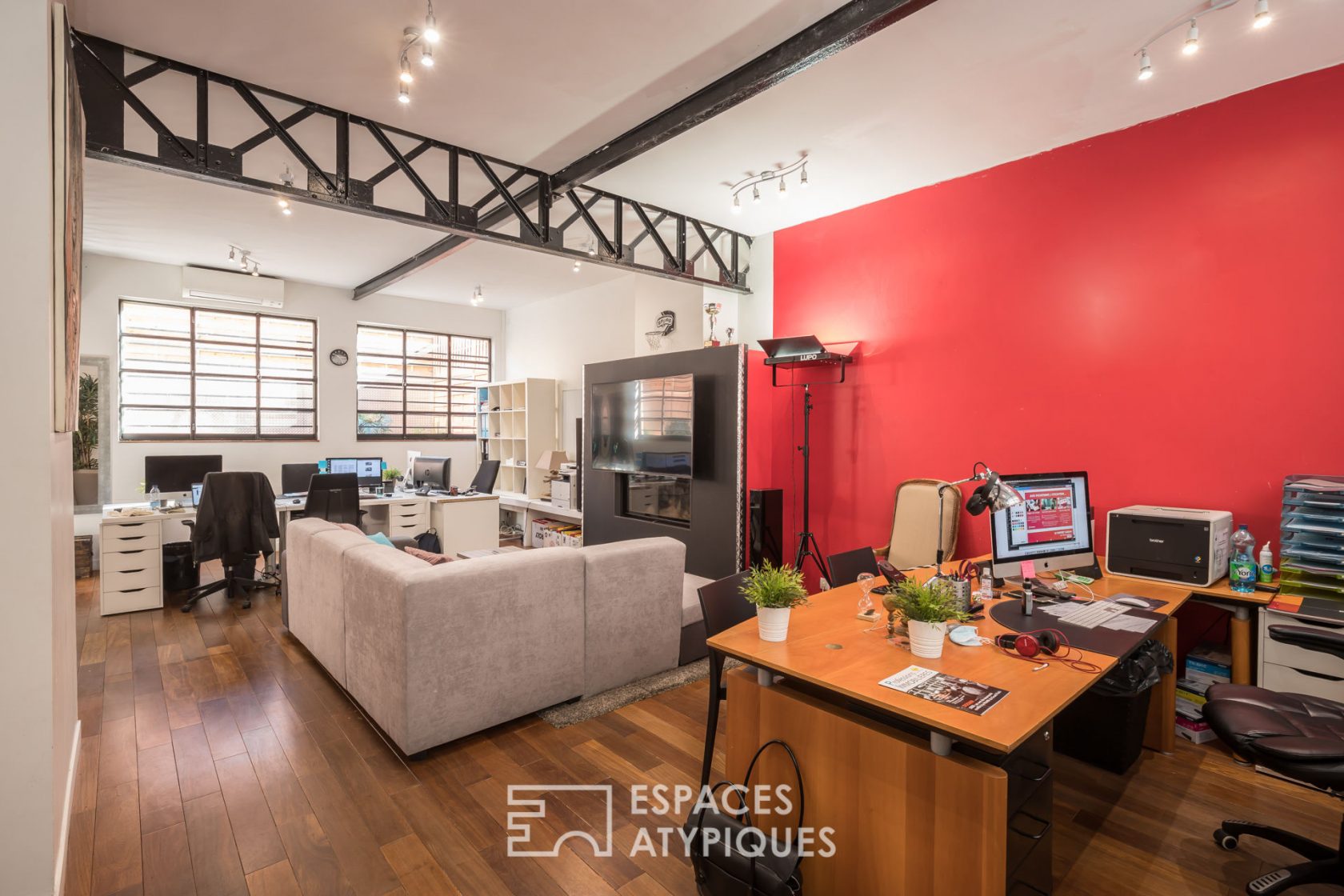 Former carpentry rehabilitated into a loft with terrace
