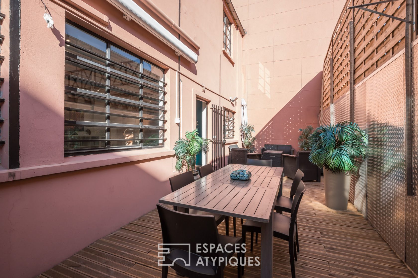 Former carpentry rehabilitated into a loft with terrace