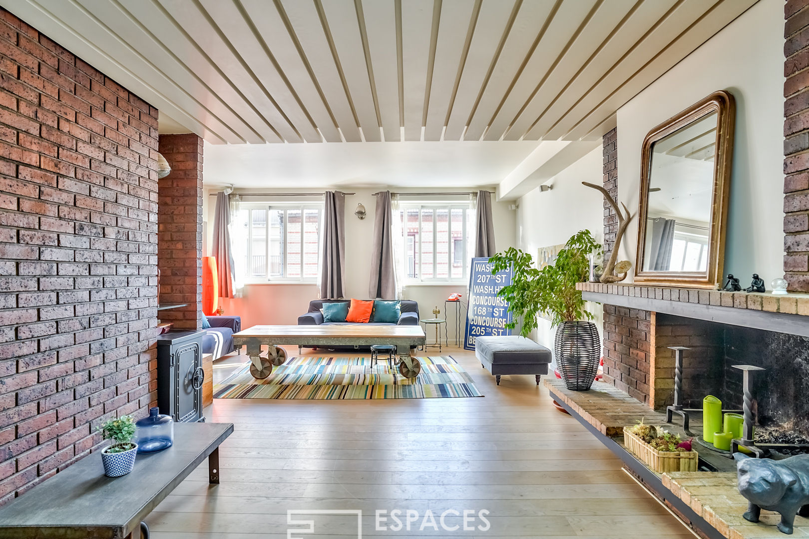 Ancien atelier aéronautique réhabilité en maison loft avec terrasse