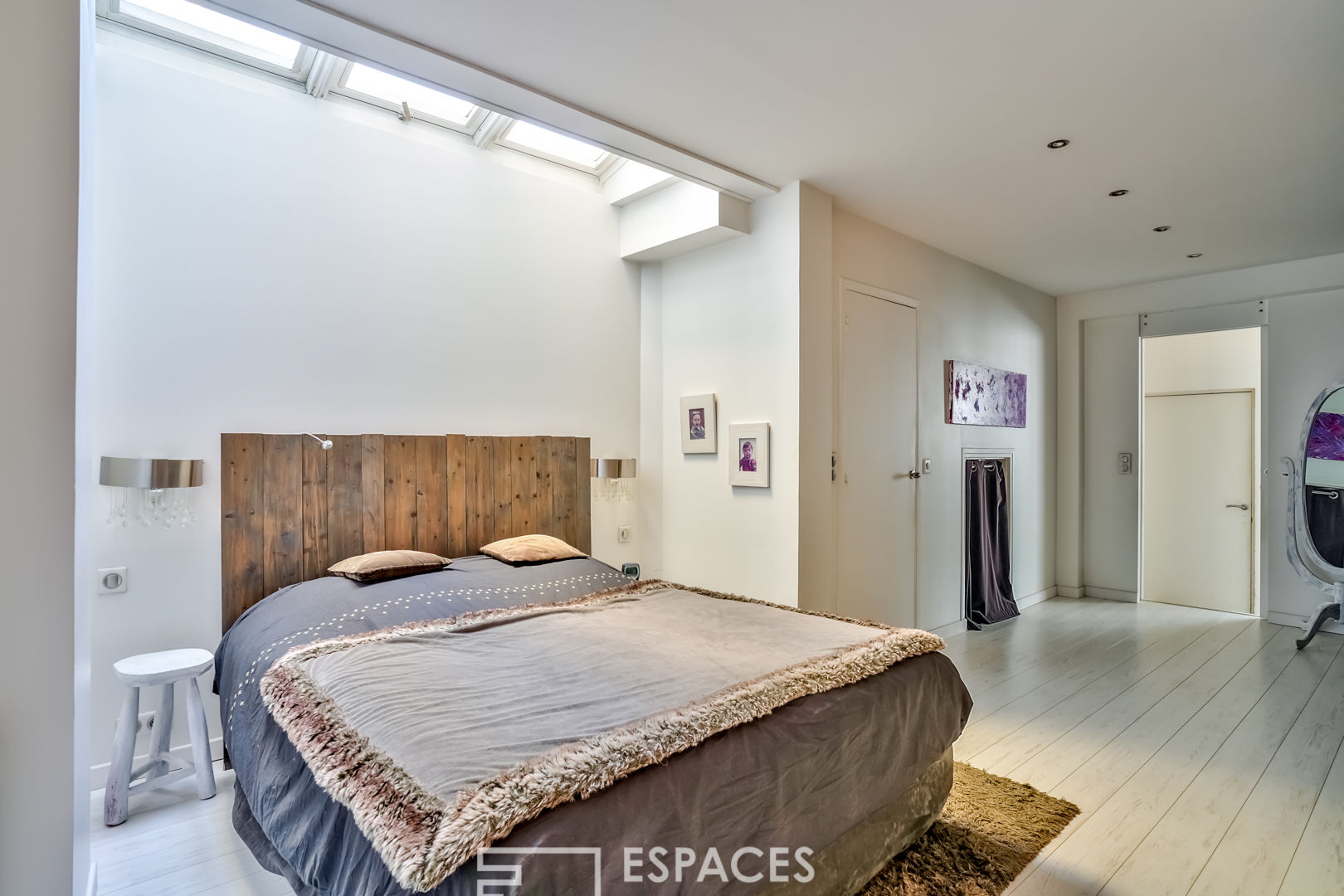 Former aeronautical workshop rehabilitated into a loft house with terrace