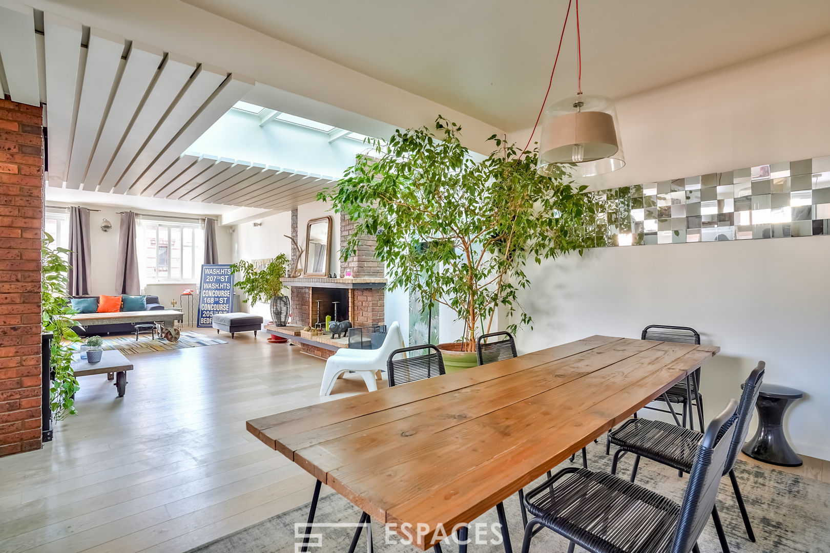 Former aeronautical workshop rehabilitated into a loft house with terrace