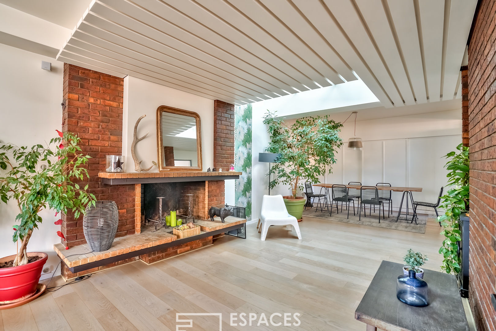 Ancien atelier aéronautique réhabilité en maison loft avec terrasse