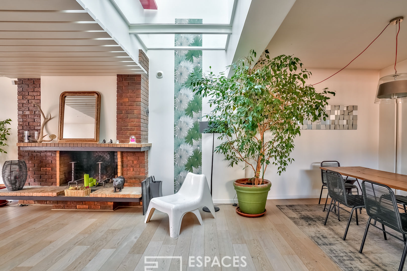 Ancien atelier aéronautique réhabilité en maison loft avec terrasse