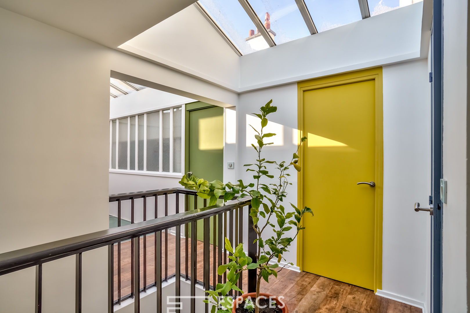 Ancien atelier aéronautique réhabilité en maison loft avec terrasse