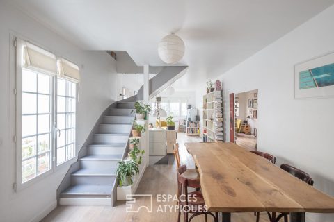 House with contemporary elevation and courtyard