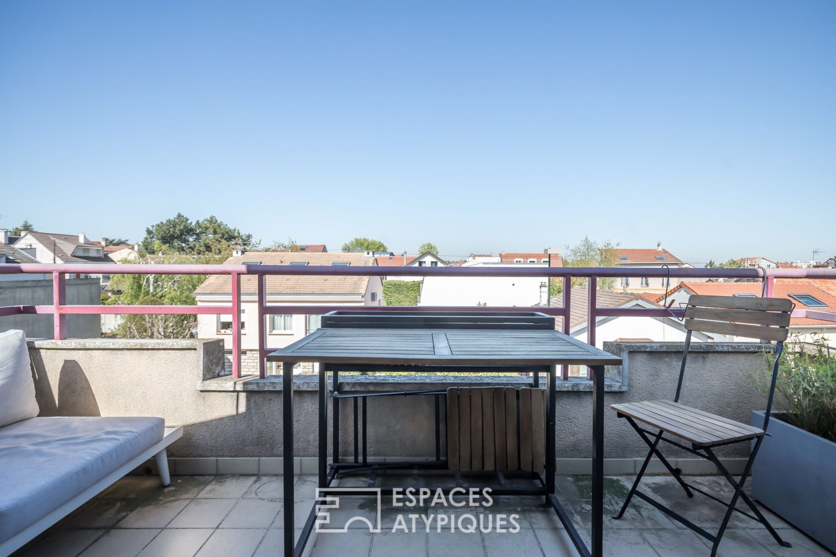 Top floor without vis-à-vis with balcony