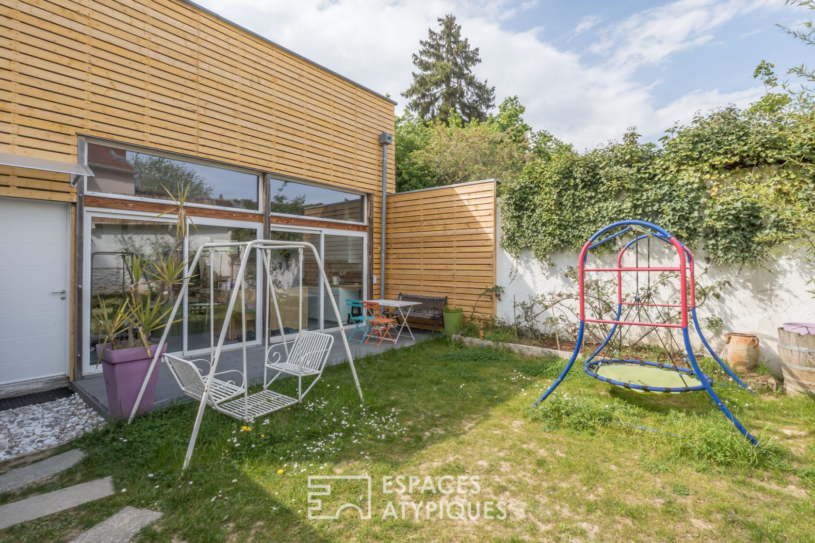 Former shed transformed into a loft house with garden