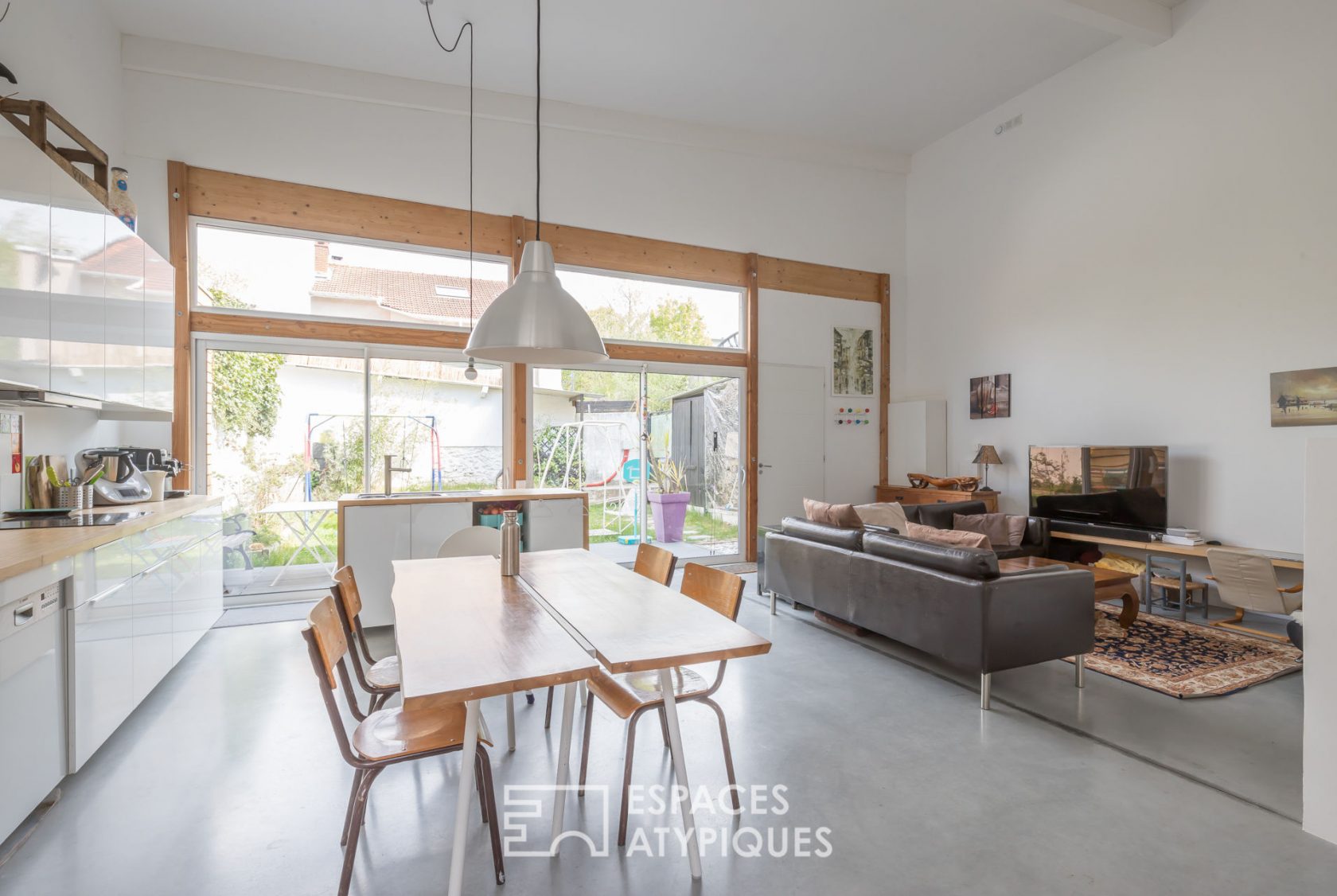 Former shed transformed into a loft house with garden