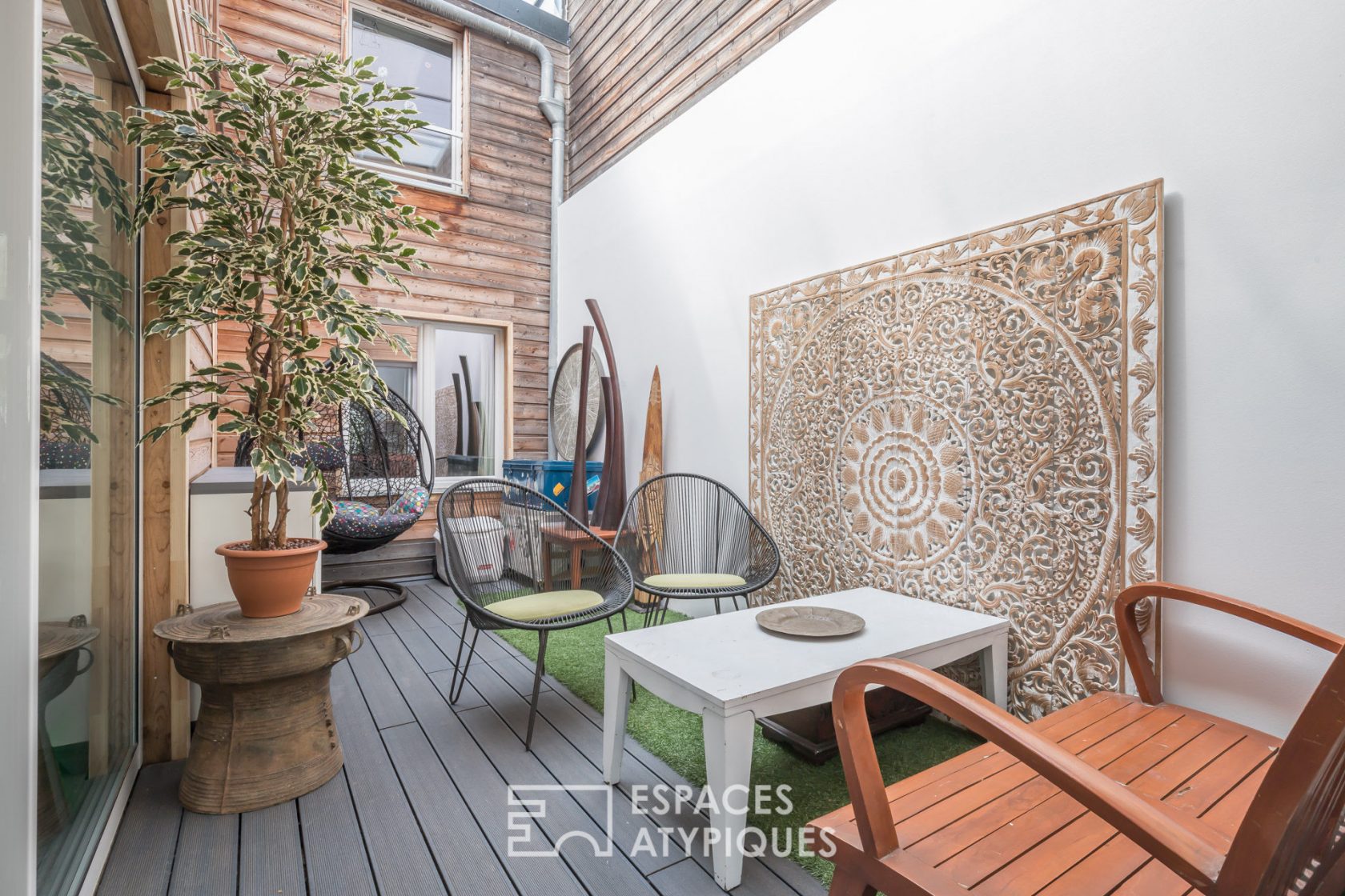 Former shed transformed into a loft house with garden