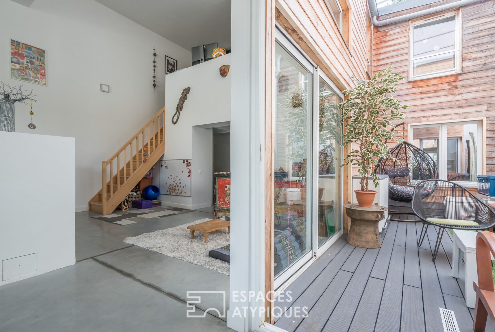 Former shed transformed into a loft house with garden