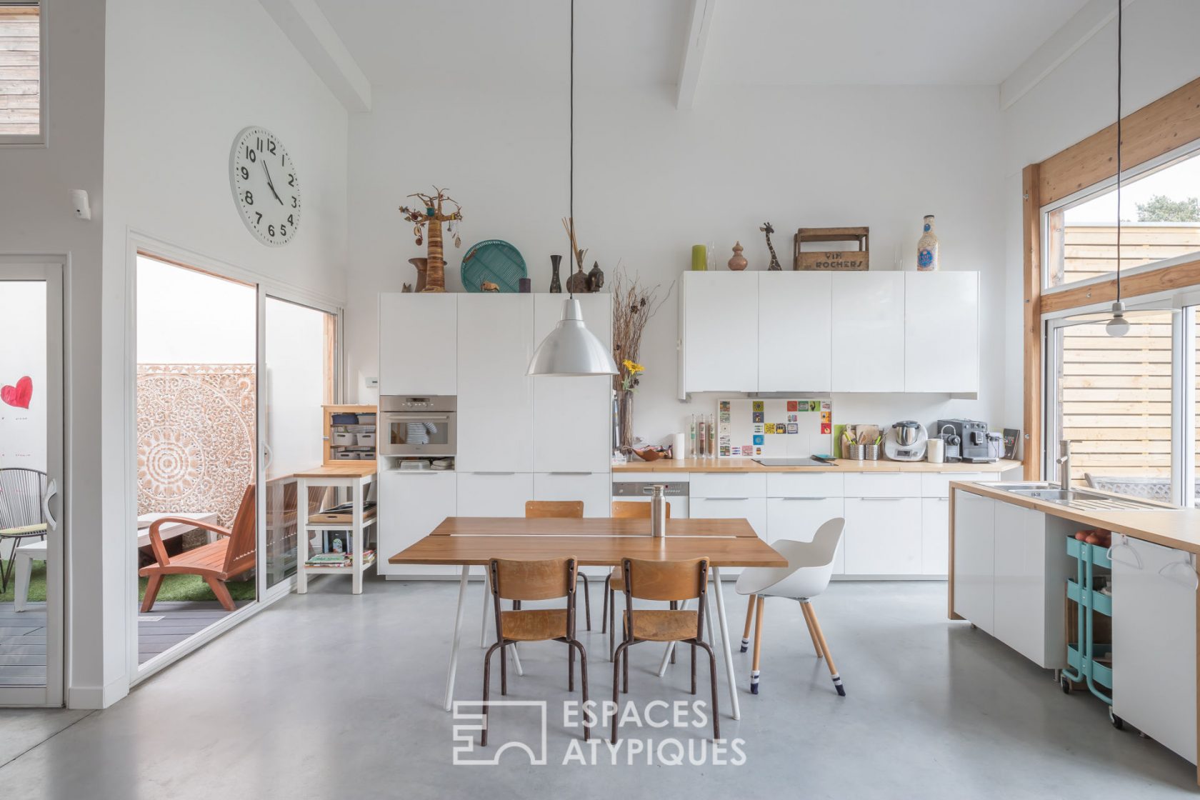 Former shed transformed into a loft house with garden