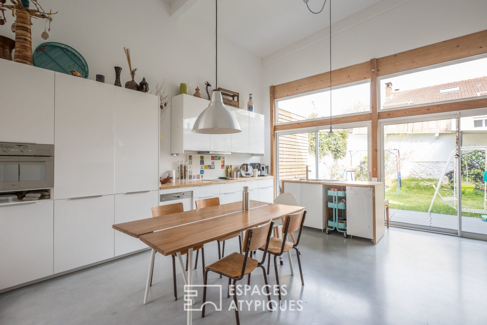 Former shed transformed into a loft house with garden