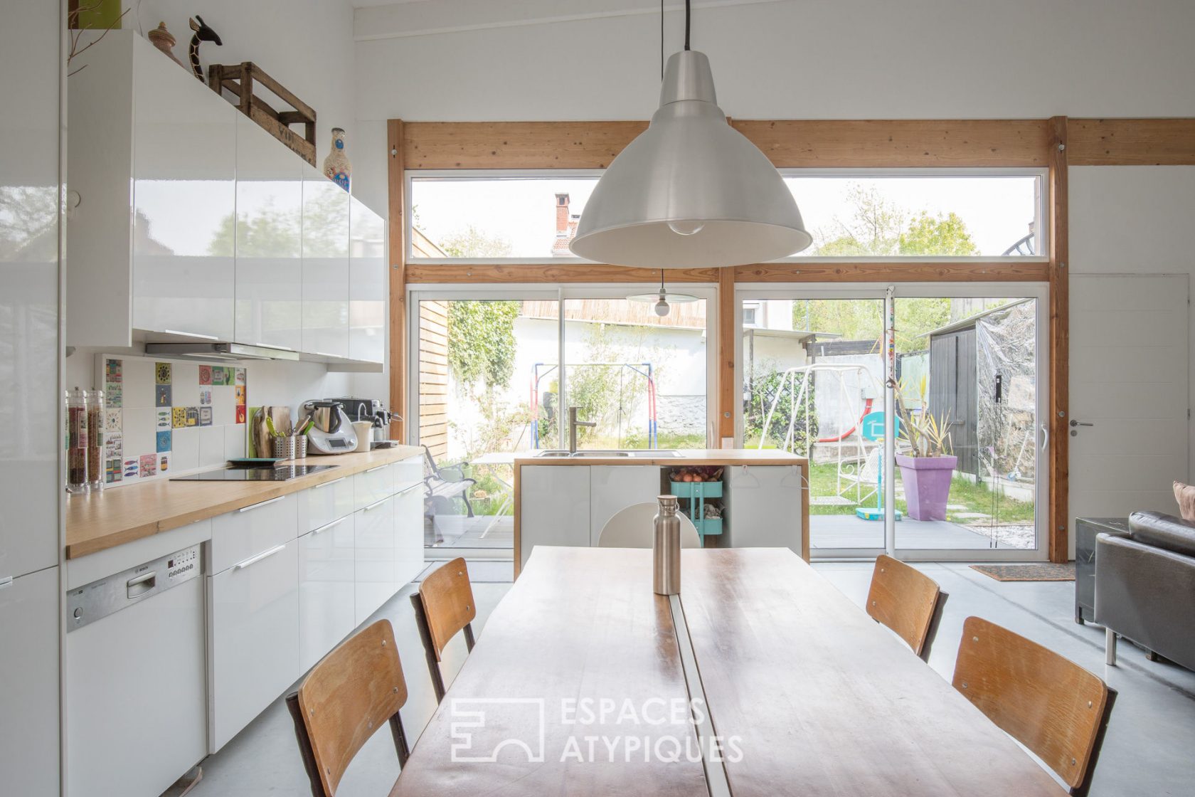 Former shed transformed into a loft house with garden