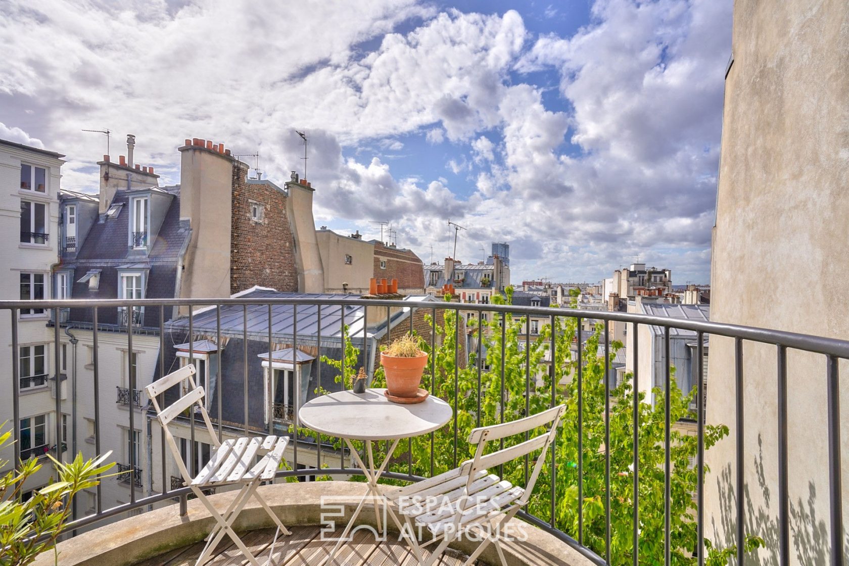 Dernier étage en duplex avec mini terrasse