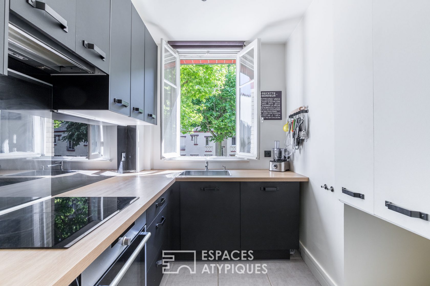 Renovated crossing apartment on garden