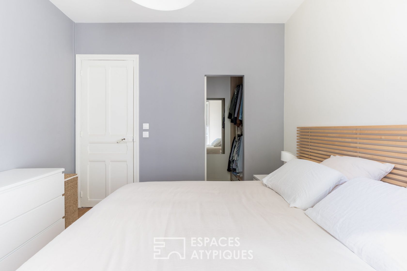 Renovated crossing apartment on garden