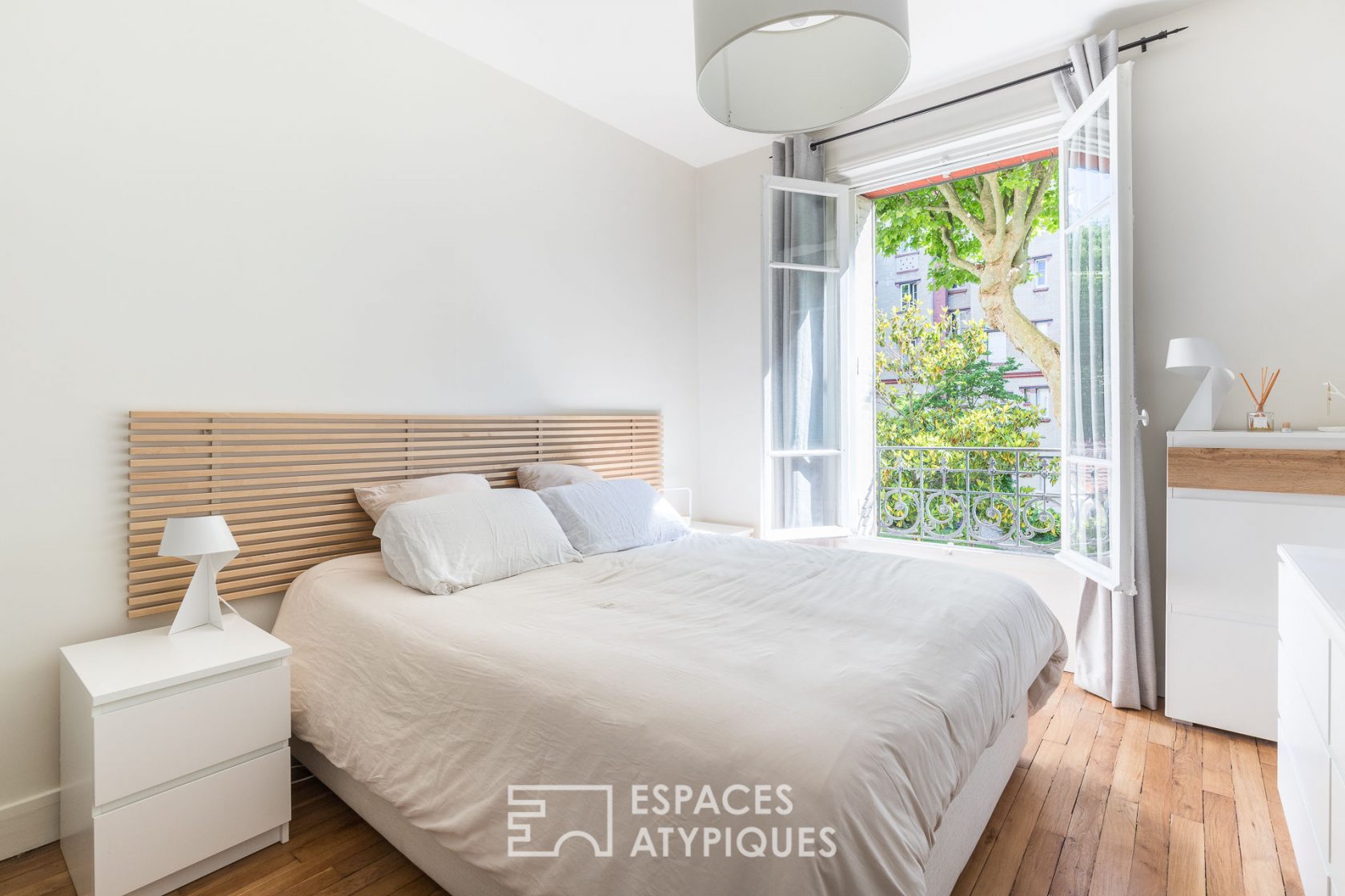 Renovated crossing apartment on garden