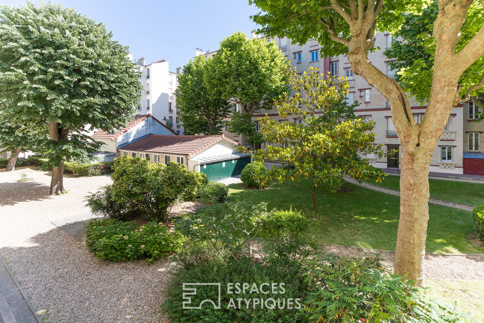Renovated crossing apartment on garden