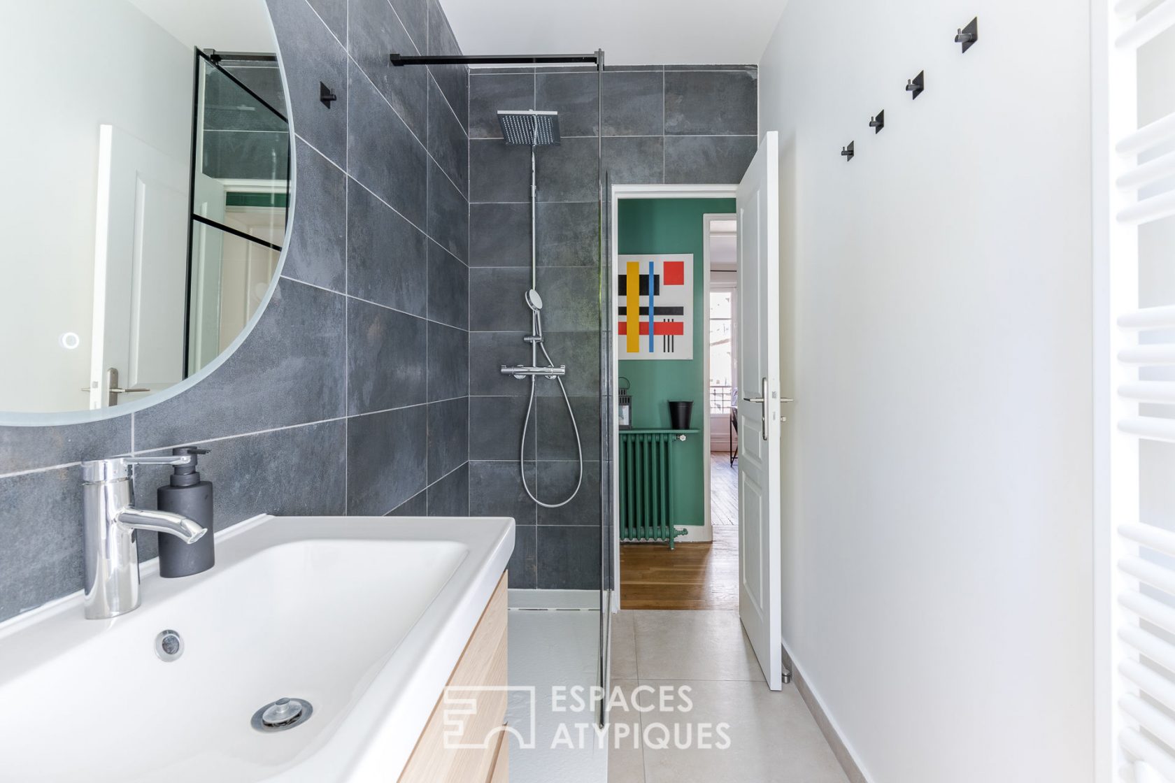 Renovated crossing apartment on garden