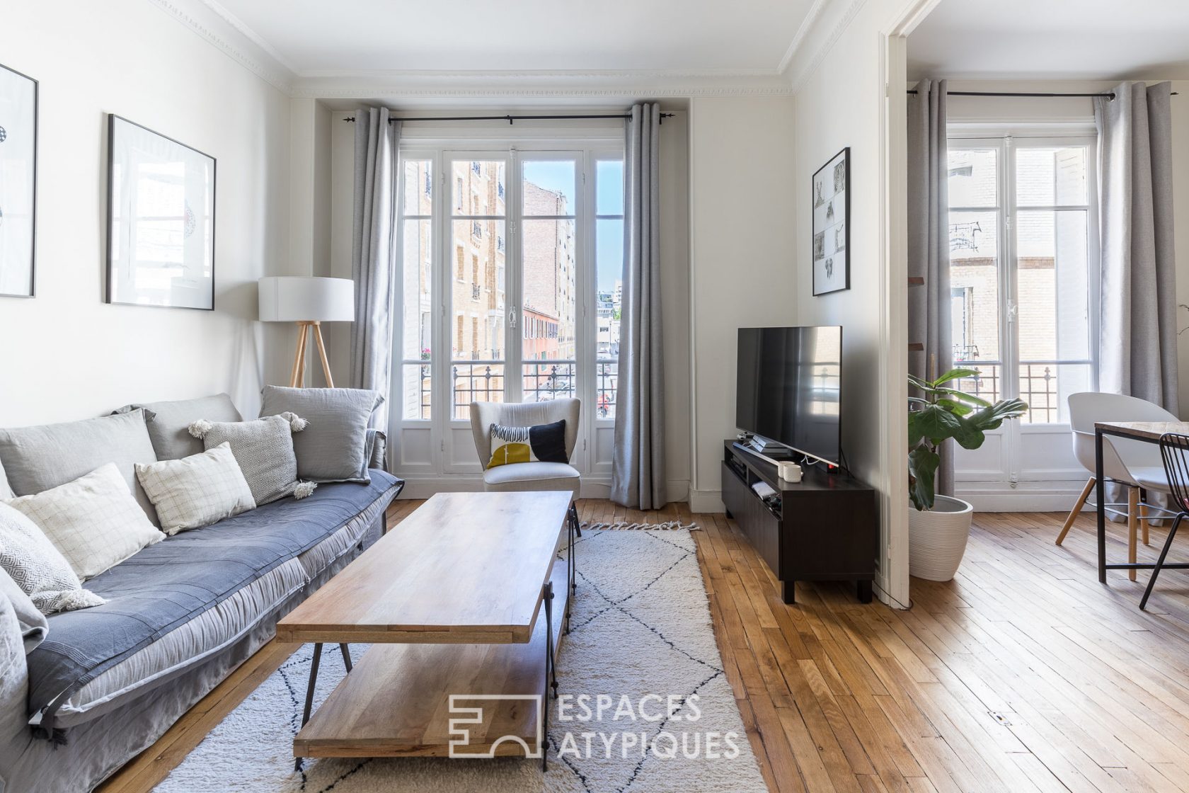 Renovated crossing apartment on garden