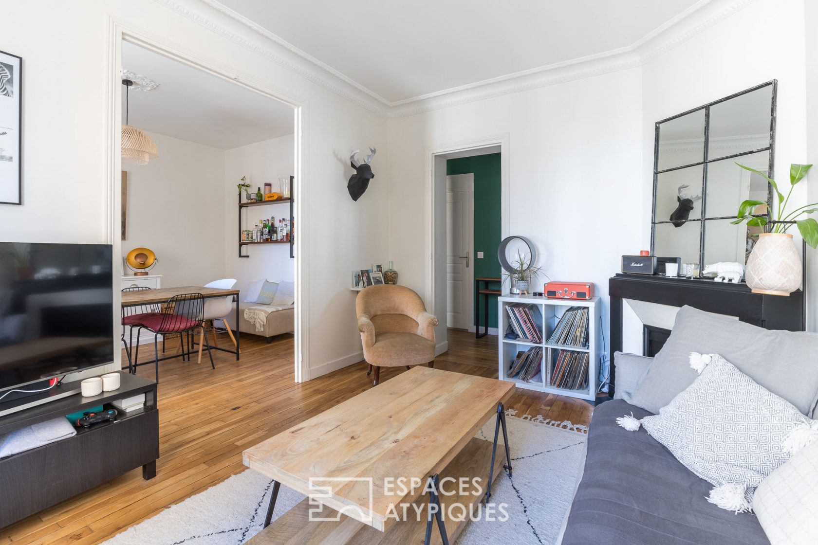 Renovated crossing apartment on garden