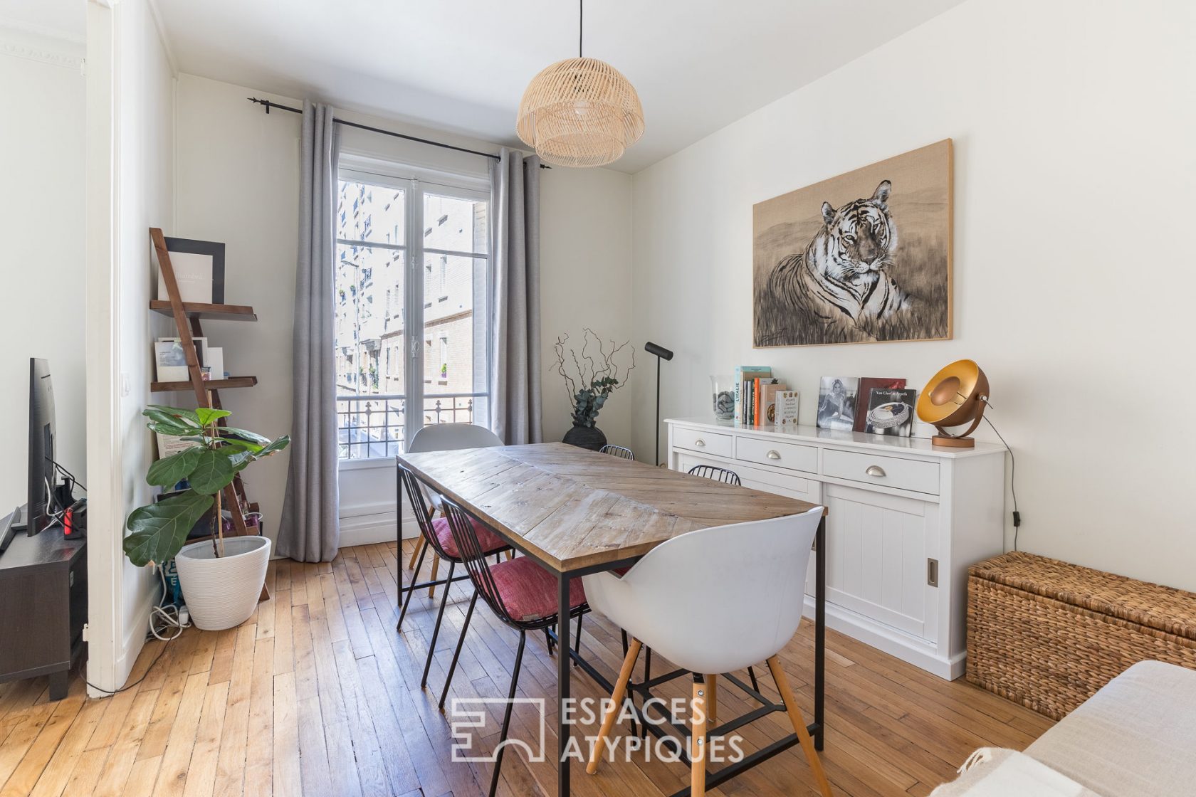 Renovated crossing apartment on garden