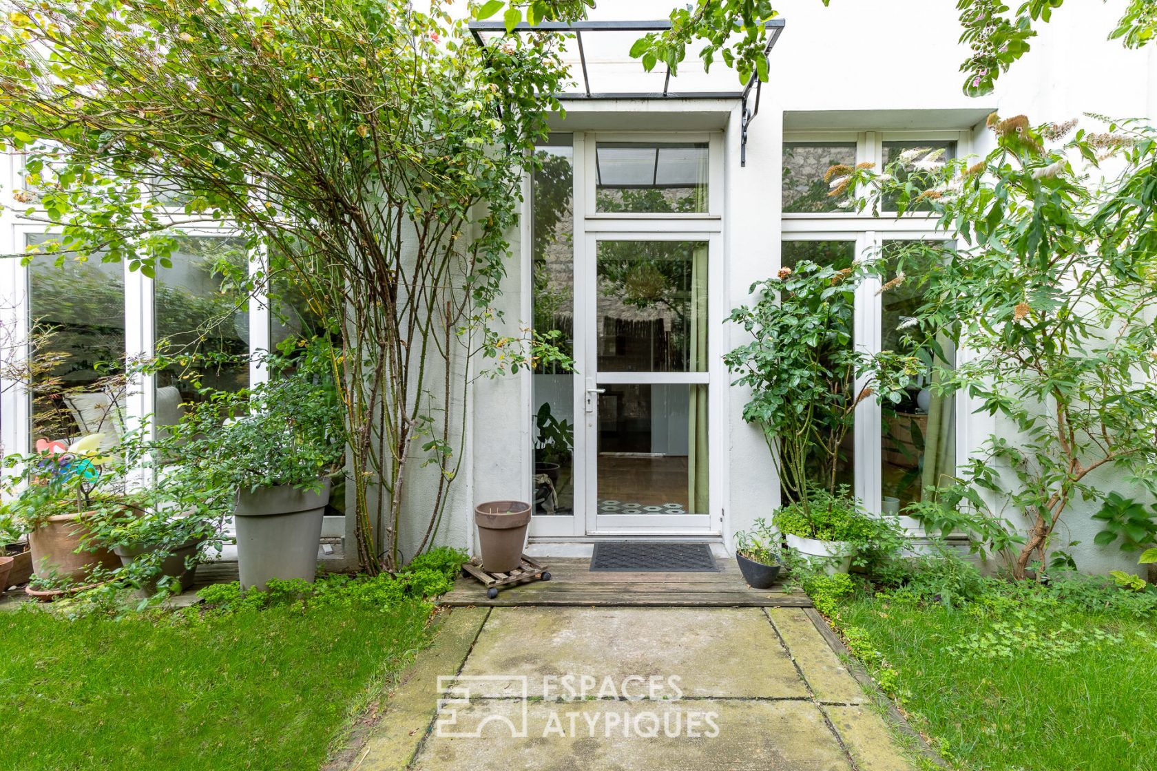 Loft-style apartment with garden