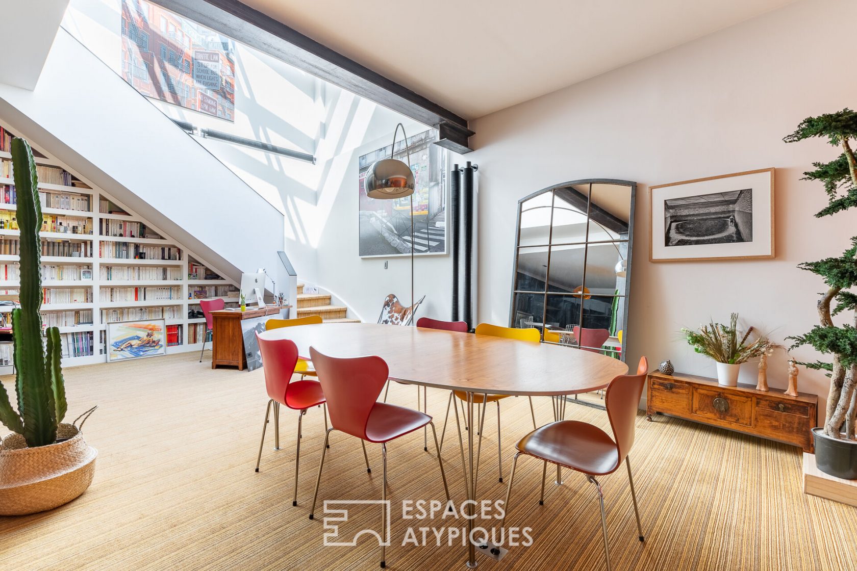 House-style loft overlooking a courtyard