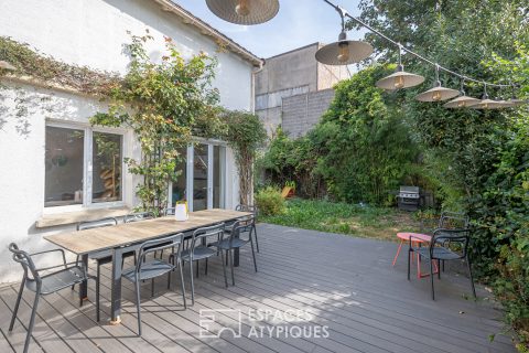 Maison inversée avec terrasse et jardin