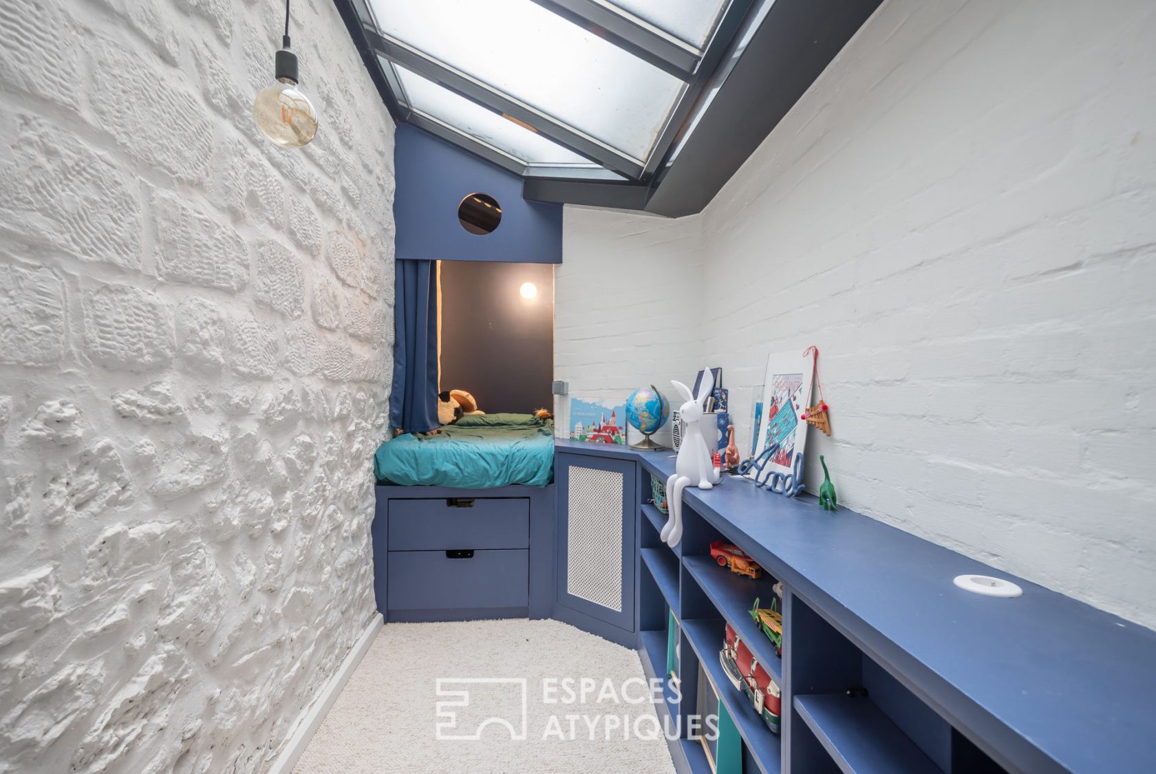 Former laboratory transformed into a loft-style duplex