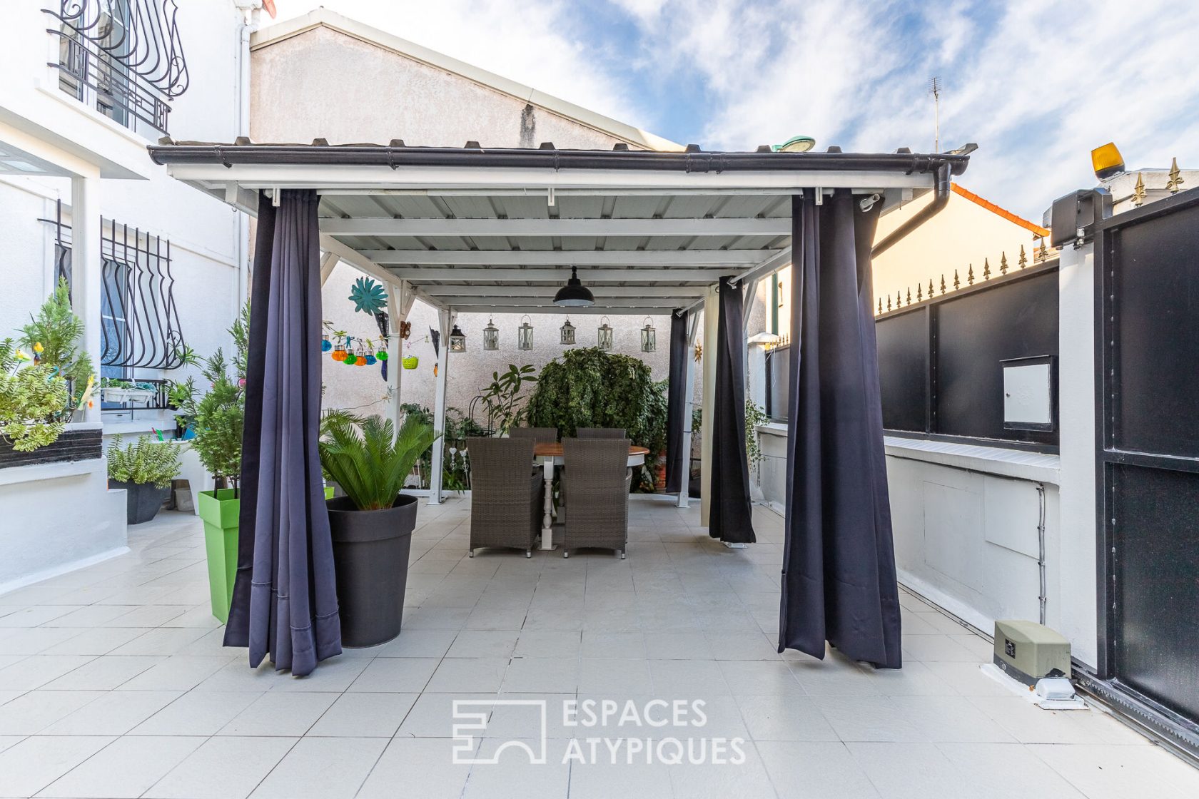 Maison avec grande terrasse et box