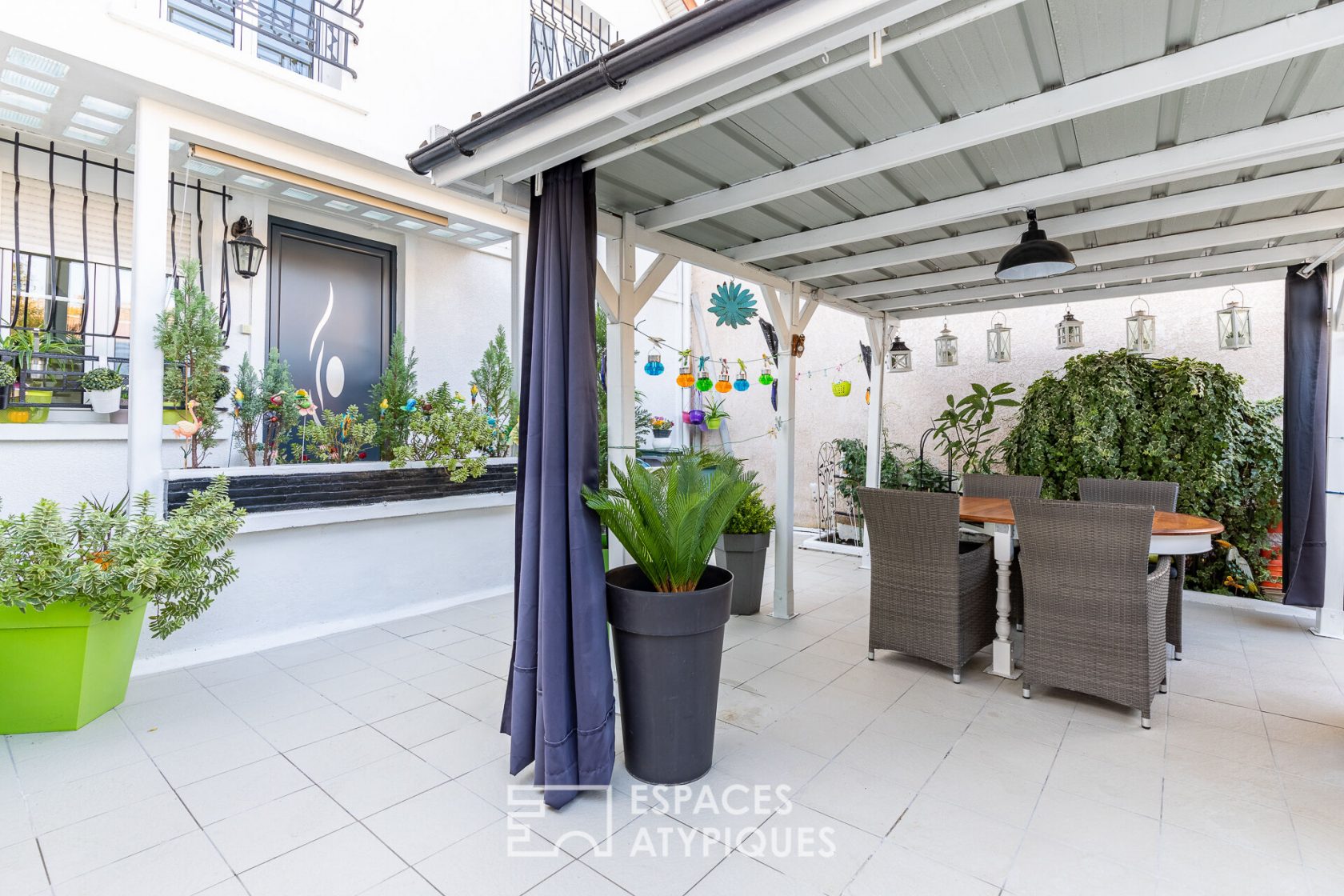 Maison avec grande terrasse et box
