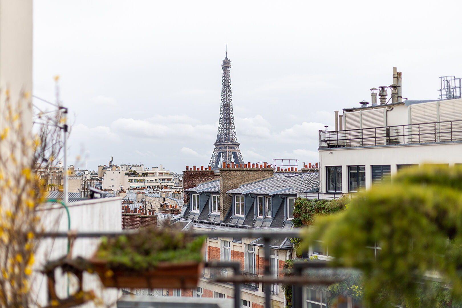 Duplex on the top floor with terraces and Eiffel Tower view