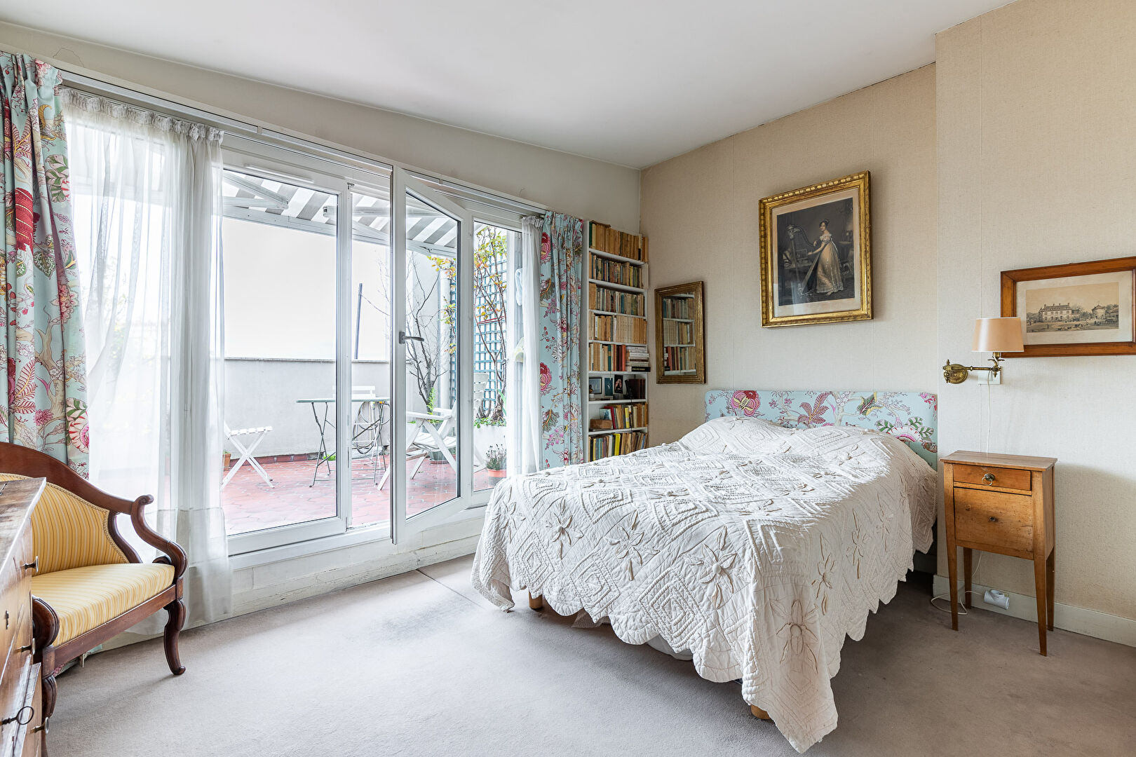 Duplex on the top floor with terraces and Eiffel Tower view
