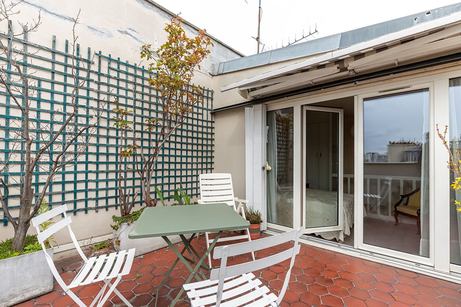 Duplex on the top floor with terraces and Eiffel Tower view