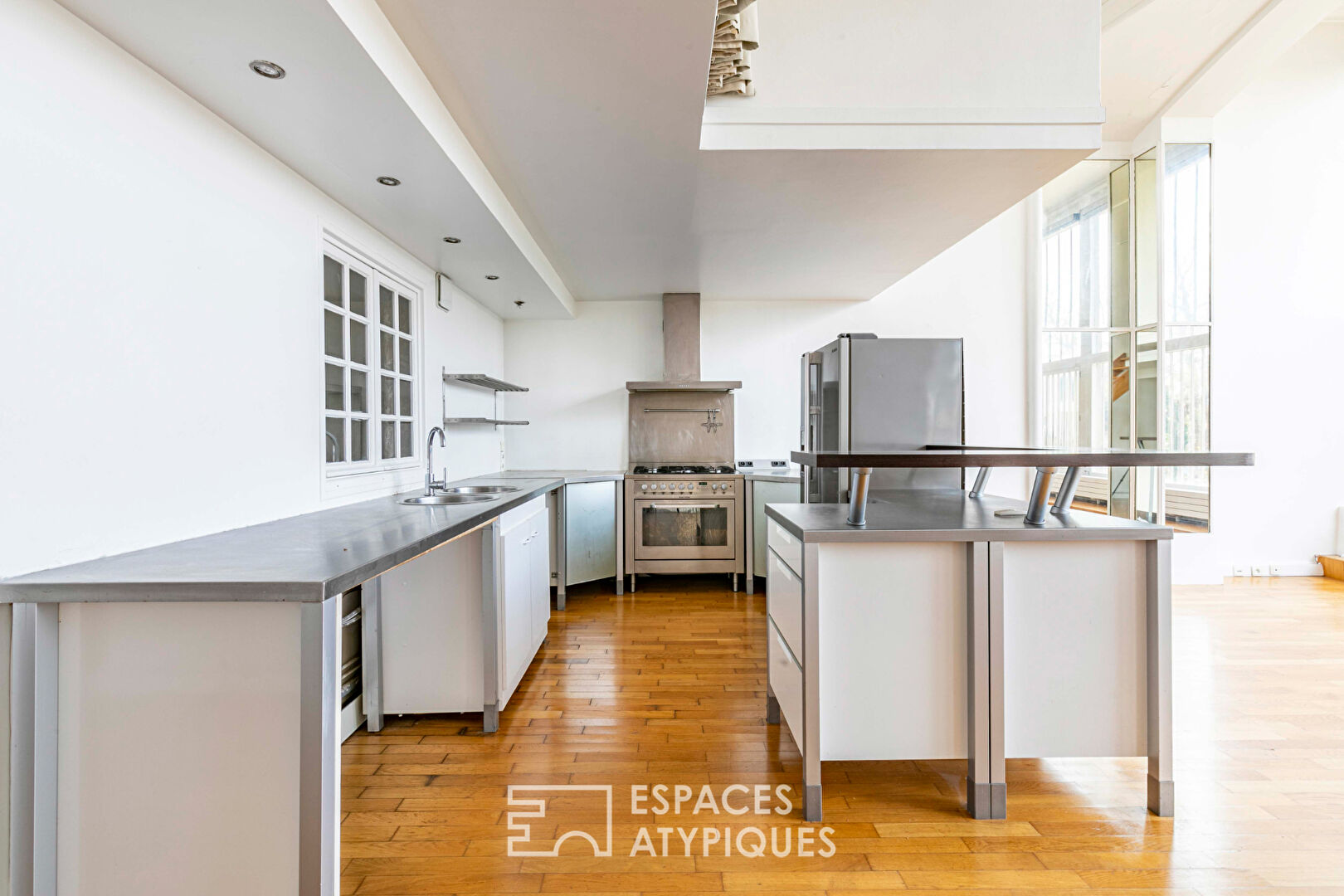 Loft in the spirit of an artist’s studio in a listed villa