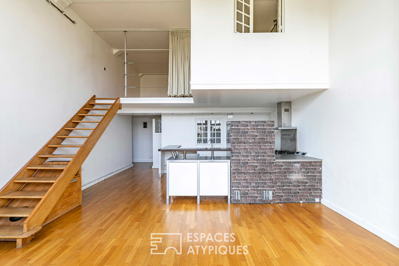 Loft in the spirit of an artist’s studio in a listed villa