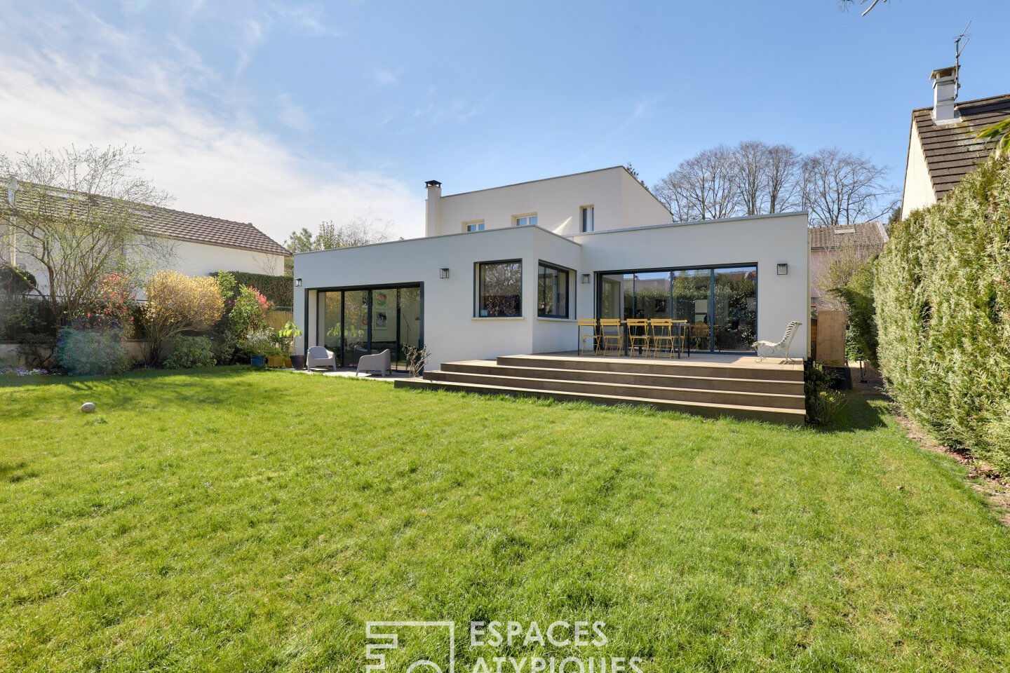 Maison cubique d’architecte avec jardin