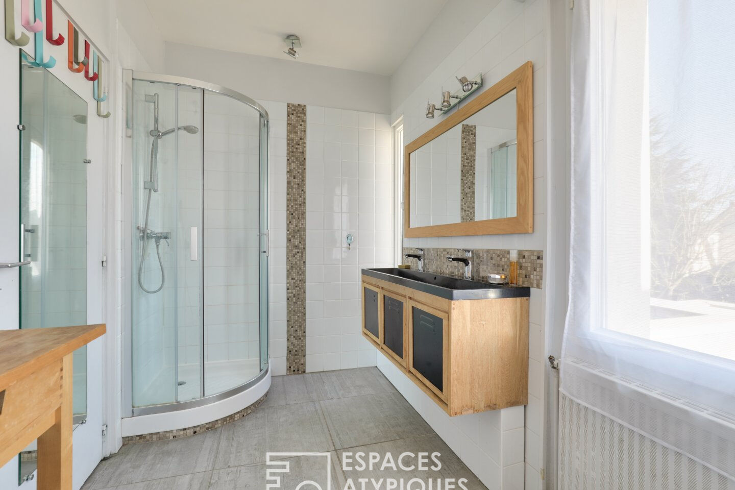 Maison cubique d’architecte avec jardin