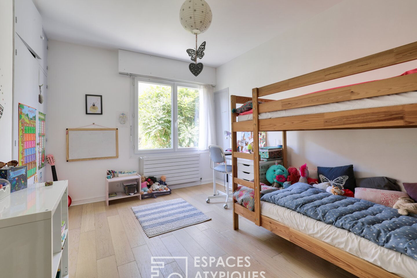 Maison cubique d’architecte avec jardin