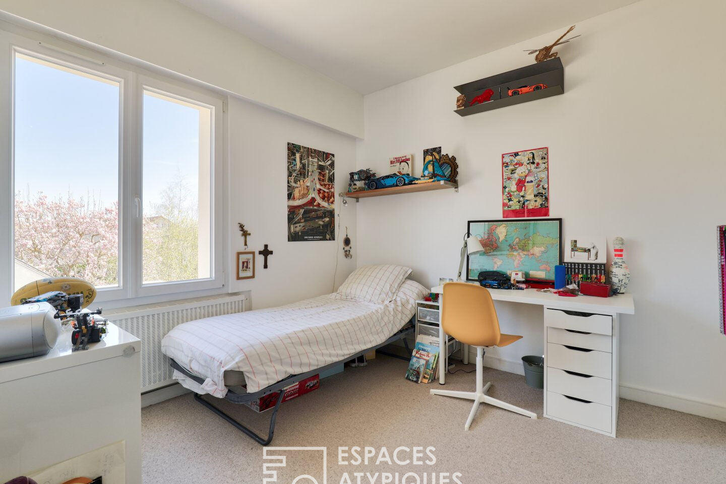 Maison cubique d’architecte avec jardin